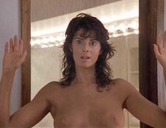 Голая Джоан Северанс в фильме «Ничего не вижу, ничего не слышу» фото #9