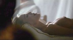 Голая Джоан Северанс в фильме «Озеро любви» фото #5