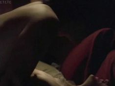 Голая грудь Джои Лорен Эдамс в фильме «За оградой» фото #1