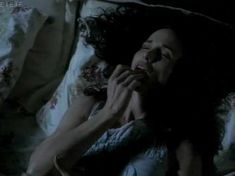 Голая грудь Джои Лорен Эдамс в фильме «За оградой» фото #4