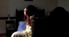 Голая грудь Джорданы Брюстер в фильме «Невидимый цирк» фото #1