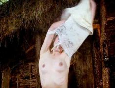 Голая Джоэли Ричардсон в сериале «Любовник леди Чаттерлей» фото #17