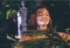 Засвет соска Джоэнн Уэлли в фильме «Скандал» фото #1