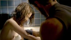 Голая Джоэнна Гоуинг в сериале «Королевство» фото #3