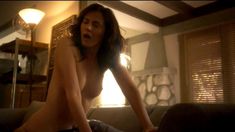 Голая Джоэнна Гоуинг в сериале «Королевство» фото #8