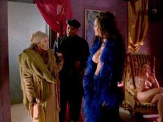 Голая Джули Стрэйн в фильме «Валькирия» фото #11