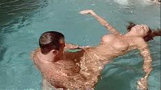 Голая Джули Стрэйн в фильме «Возвращение на дикий пляж» фото #3