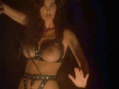 Голая Джули Стрэйн в фильме «Враждебное золото» фото #1