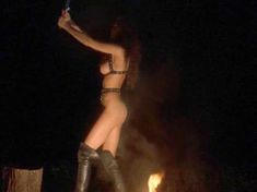 Голая Джули Стрэйн в фильме «Враждебное золото» фото #2