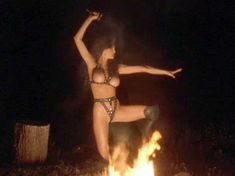 Голая Джули Стрэйн в фильме «Враждебное золото» фото #4