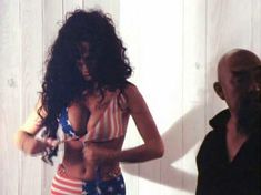 Голая Джули Стрэйн в фильме «День воина» фото #8