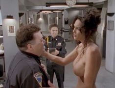 Голая Джули Стрэйн в фильме «За решеткой» фото #4