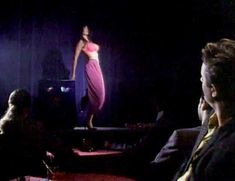 Голая Джули Стрэйн в фильме «Колдовство 4. Девственное сердце» фото #2