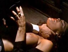 Голая Джули Стрэйн в фильме «Колдовство 4. Девственное сердце» фото #6