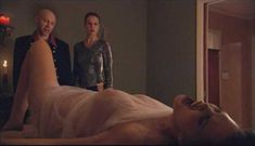 Грудь Джули Стрэйн в фильме «Маги и волшебники» фото #2