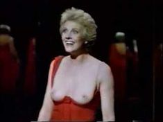 Голая грудь Джули Эндрюс в фильме «Сукин сын» фото #4