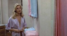 Джулия Монтгомери показала голую грудь в фильме «Месть придурков» фото #1