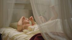 Красивая голая грудь Джульетт Даниэль в фильме «Комната» фото #1