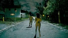 Голая попа Джуэл Стэйт в фильме «Как организовать оргию в небольшом городке» фото #2