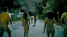 Голая попа Джуэл Стэйт в фильме «Как организовать оргию в небольшом городке» фото #3