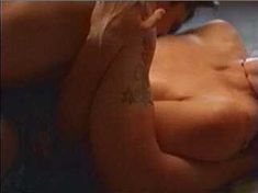 Голая грудь Диди Пфайфер в фильме «Смертельное прошлое» фото #2