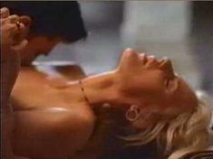 Голая грудь Диди Пфайфер в фильме «Смертельное прошлое» фото #3