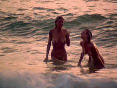 Голая Дона Спейр в фильме «Дикий пляж» фото #6