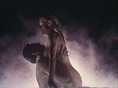 Голая Дона Спейр в фильме «Победить или умереть» фото #9