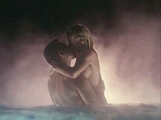 Голая Дона Спейр в фильме «Победить или умереть» фото #12