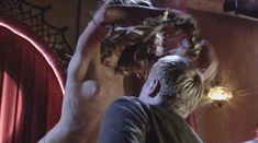 Доун Оливери оголила грудь и попу в фильме «Дьявольское логово» фото #1