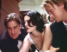 Засвет соска Дрю Бэрримор в фильме «Лучшие люди» фото #2