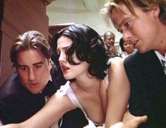 Засвет соска Дрю Бэрримор в фильме «Лучшие люди» фото #4