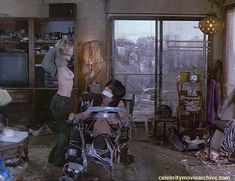 Голая Дрю Бэрримор в фильме «Парни побоку» фото #1