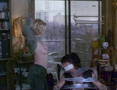 Голая Дрю Бэрримор в фильме «Парни побоку» фото #2