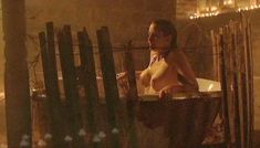 Голая Дэбби Рошон в фильме «Мертвые и гниющие» фото #3