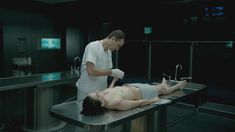 Голая Дэйзи Ридли в сериале «Безмолвный свидетель» фото #1