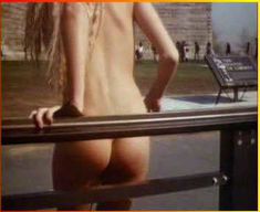 Дэрил Ханна показала голую попку в фильме «Всплеск» фото #1