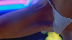 Голая Дэрил Ханна в фильме «Танцы в «Голубой игуане»» фото #3