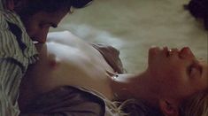 Голая Ева Бертистл в фильме «Полночный поцелуй» фото #1