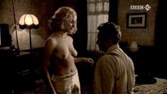 Голая Зои Таппер в сериале «Двадцать тысяч улиц под небом» фото #3