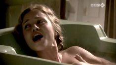 Голая Зои Таппер в сериале «Двадцать тысяч улиц под небом» фото #11