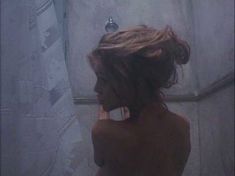 Зои Триллинг засветила грудь в фильме «Порождение ада» фото #1