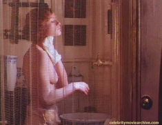 Голая Изабель Юппер в фильме «Виолетт»