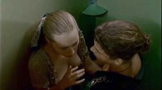 Красивая голая грудь Изильд Ле Беско в фильме Wild Camp фото #8