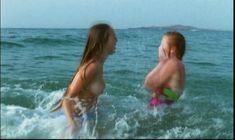 Голая Изильд Ле Беско в фильме «Дрянные девчонки» фото #6