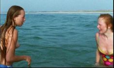 Голая Изильд Ле Беско в фильме «Дрянные девчонки» фото #8