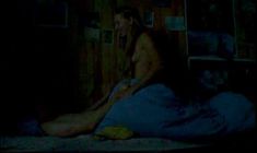 Голая Изильд Ле Беско в фильме «Дрянные девчонки» фото #9