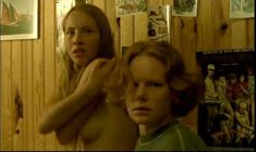 Голая Изильд Ле Беско в фильме «Дрянные девчонки» фото #12