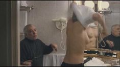 Голая Изильд Ле Беско в фильме «Неприкасаемый» фото #3