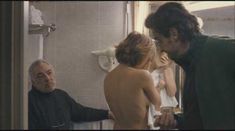 Голая Изильд Ле Беско в фильме «Неприкасаемый» фото #4